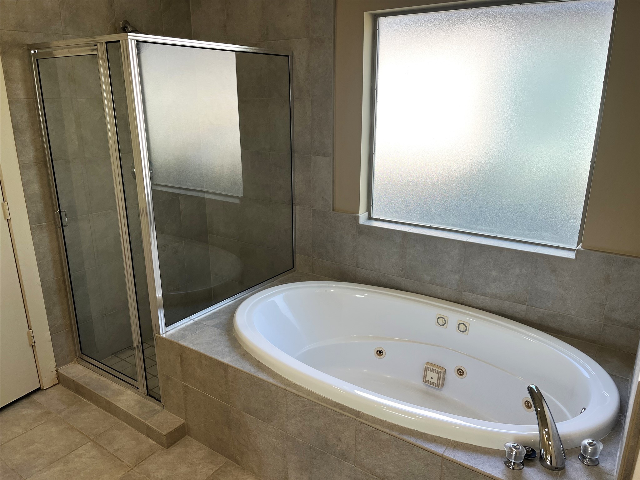 4338 Center Street Houston, TX 77007 - Photo 18 of 23 a bathroom with a bathtub and a shower