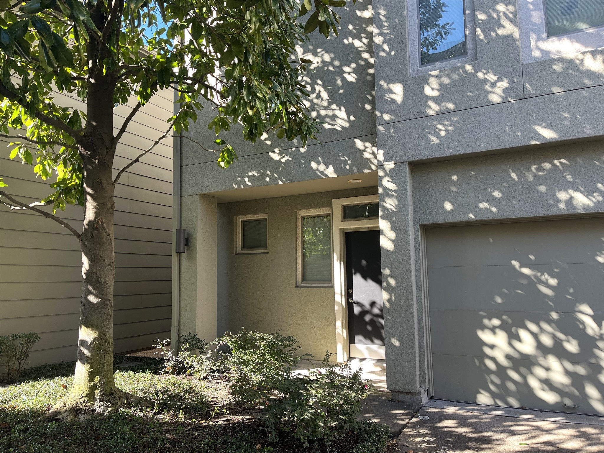 4338 Center Street Houston, TX 77007 - Photo 4 of 23 a front view of a house