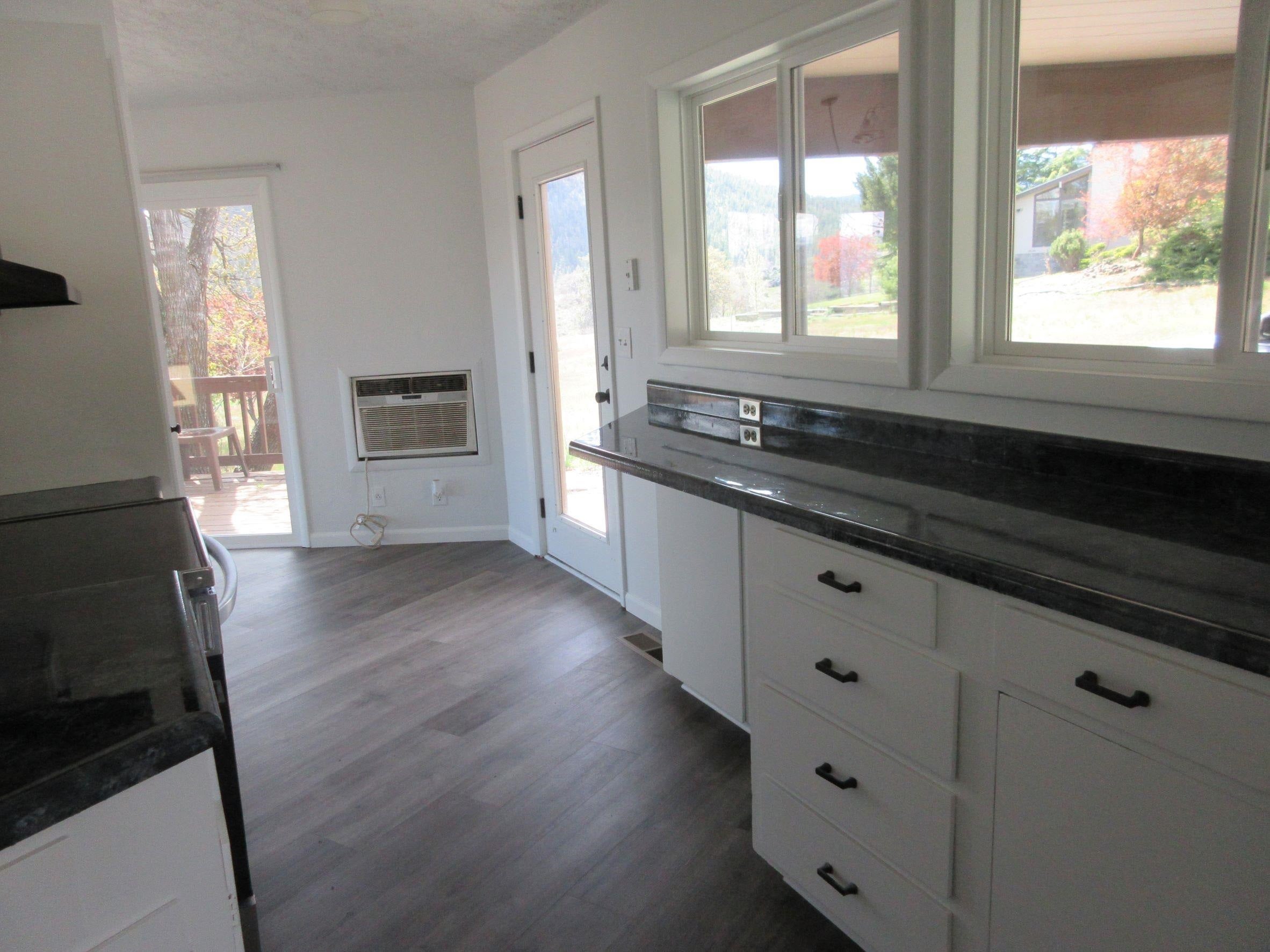 193 Humbug Road Yreka, CA 96097 - Photo 3 of 17 Gallery Image 3