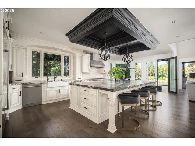 $6,895,000 | 18418 Old River Landing, Lake Oswego, OR 97034