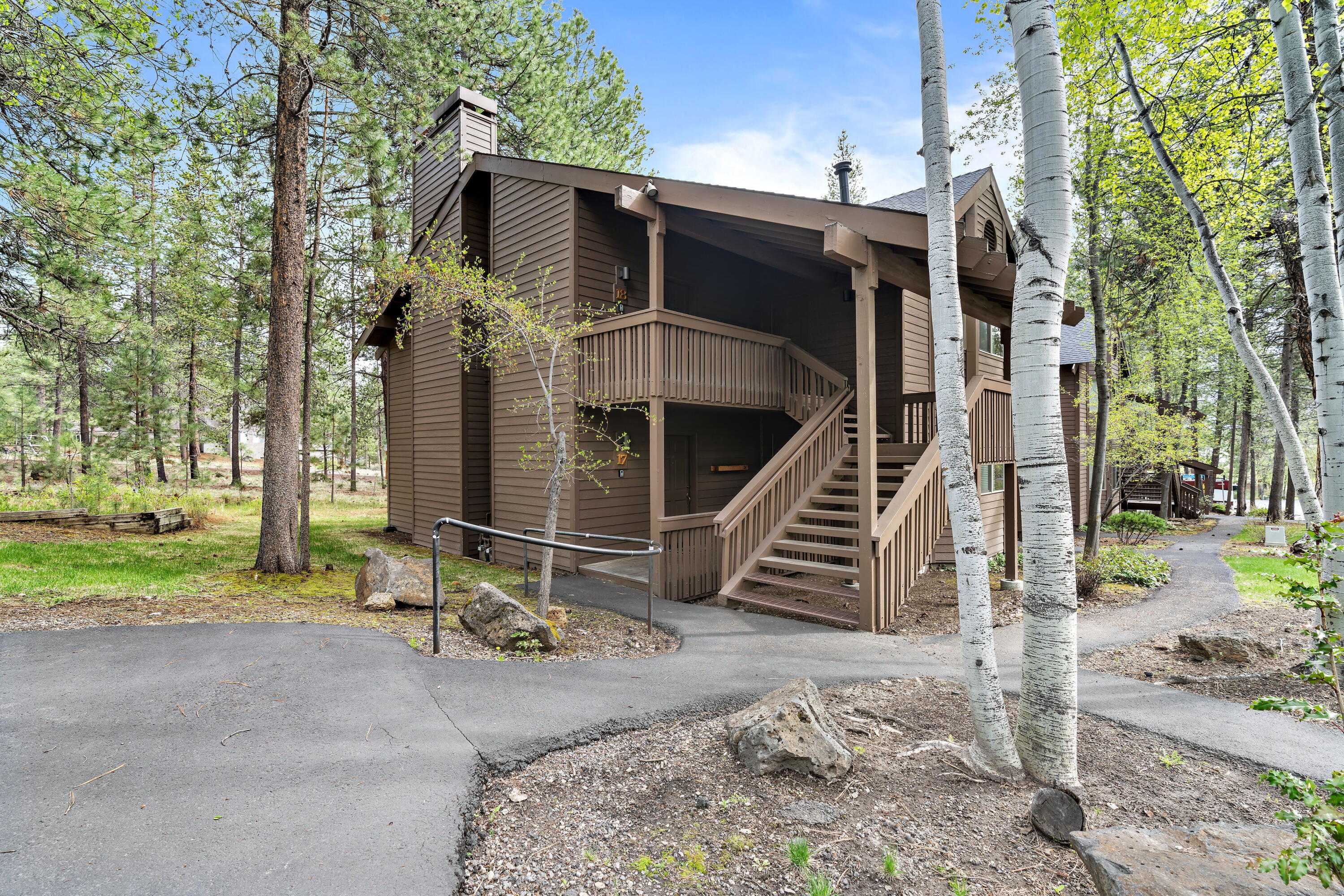 57340 Beaver Ridge Loop, Unit 17D Sunriver, OR 97707 - Photo 2 of 26 2-front walkway-R17
