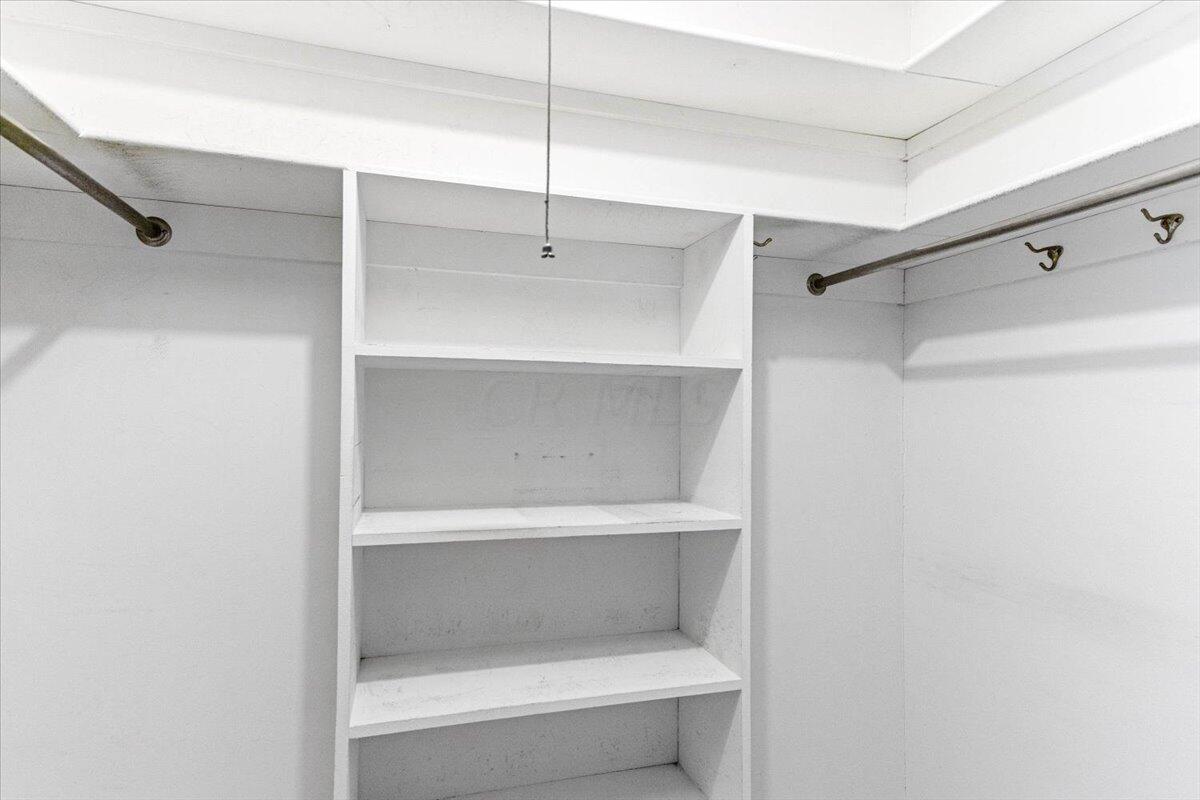 5995 Whitman Road Columbus, OH 43213 - Photo 28 of 36 28-Master Closet
