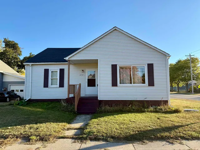$119,900 | 1717 23rd Avenue, Menominee, MI 49858