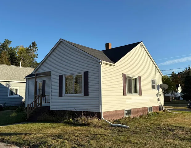 $119,900 | 1717 23rd Avenue, Menominee, MI 49858