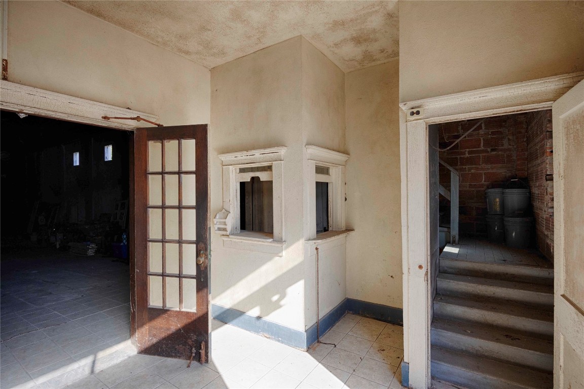 607 Lyons Avenue Schulenburg, TX 78956 - Photo 14 of 27 a view of entryway with a bathtub and fire place