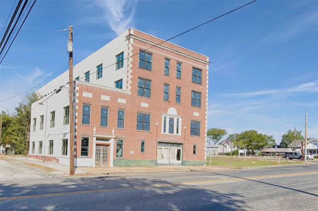 $795,000 | 607 Lyons Avenue, Schulenburg, TX 78956