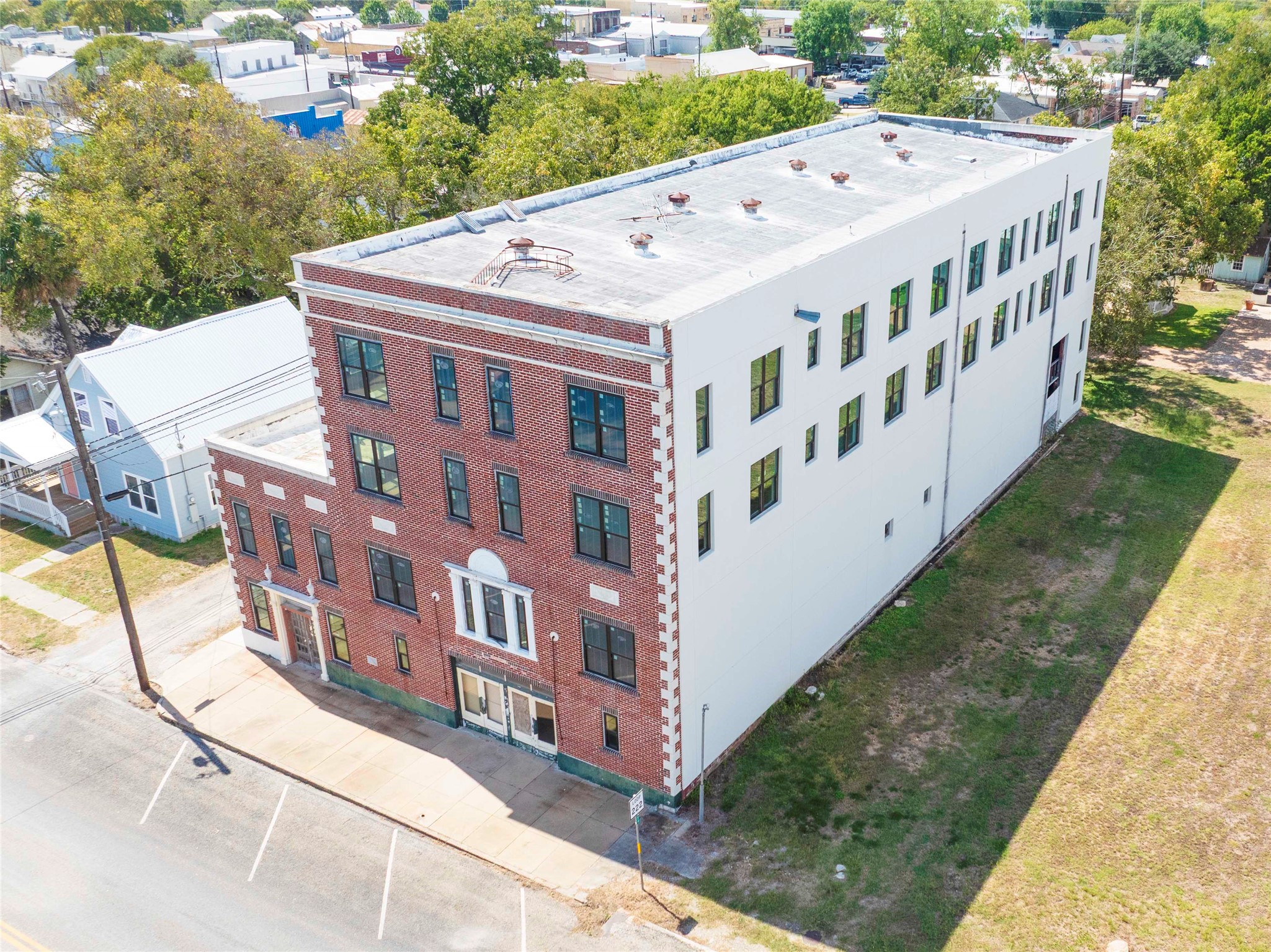 607 Lyons Avenue Schulenburg, TX 78956 - Photo 3 of 27