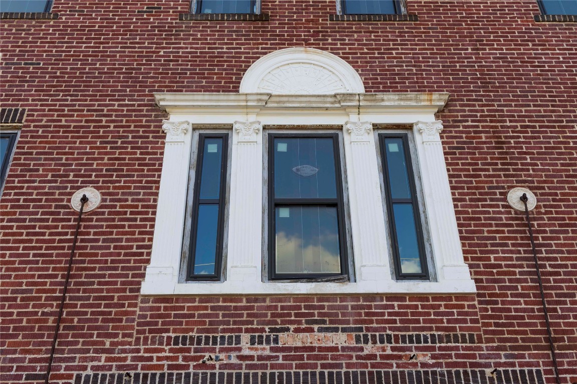 607 Lyons Avenue Schulenburg, TX 78956 - Photo 4 of 27 a view of a brick wall