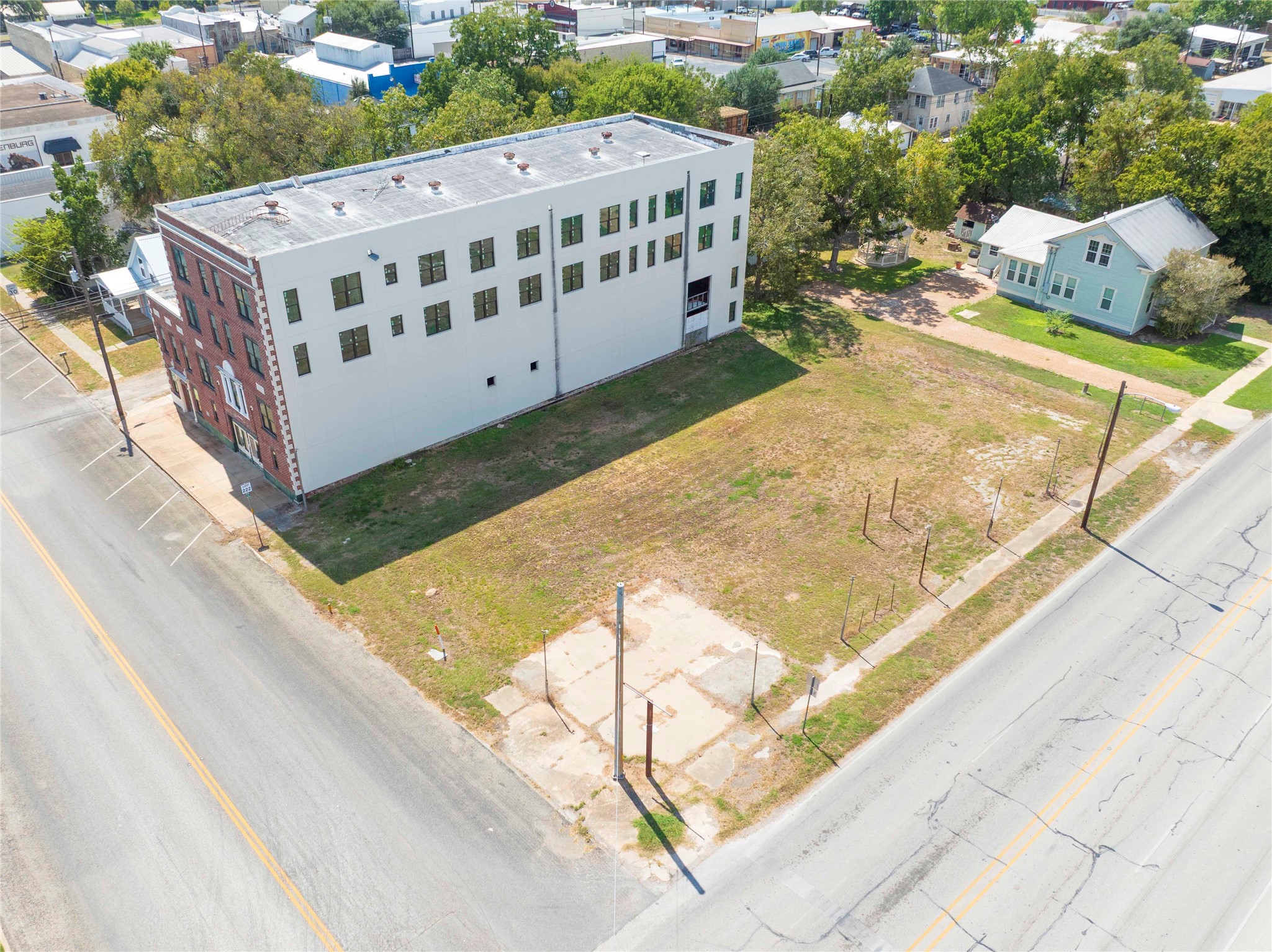 607 Lyons Avenue Schulenburg, TX 78956 - Photo 6 of 27