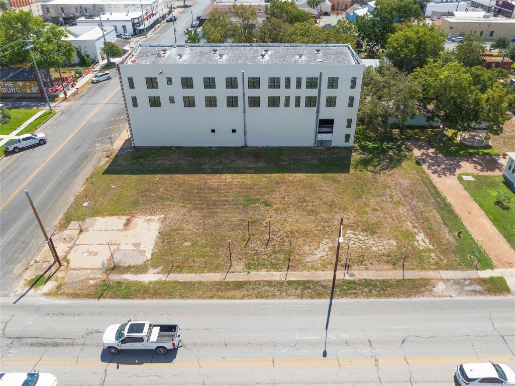 607 Lyons Avenue Schulenburg, TX 78956 - Photo 7 of 27 a view of a swimming pool with a porch