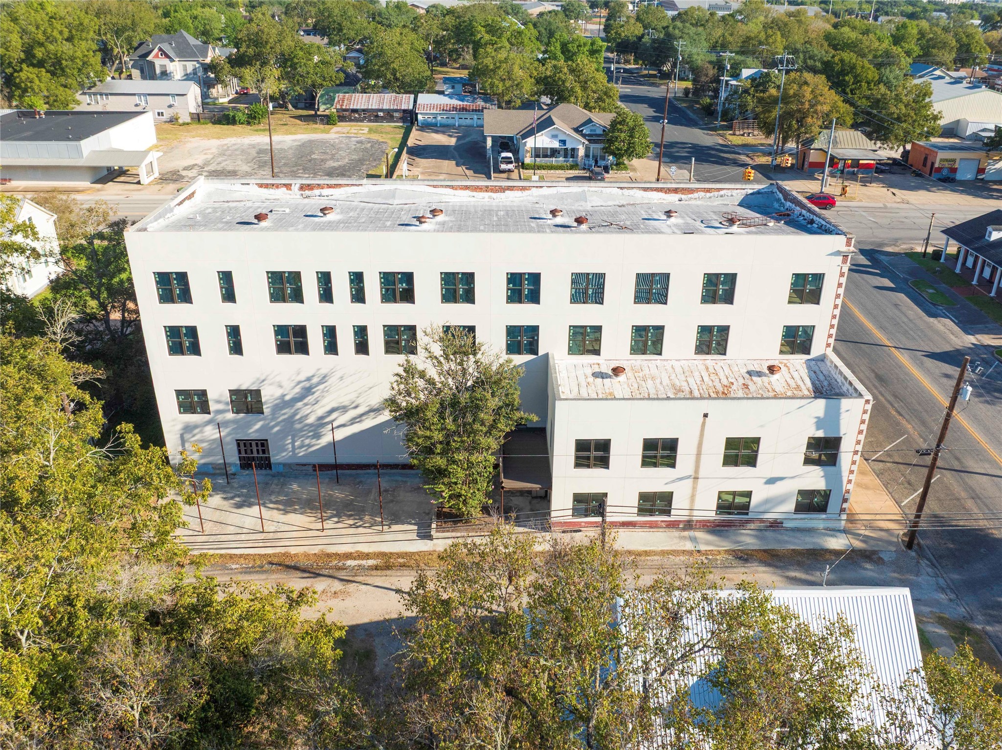 607 Lyons Avenue Schulenburg, TX 78956 - Photo 8 of 27