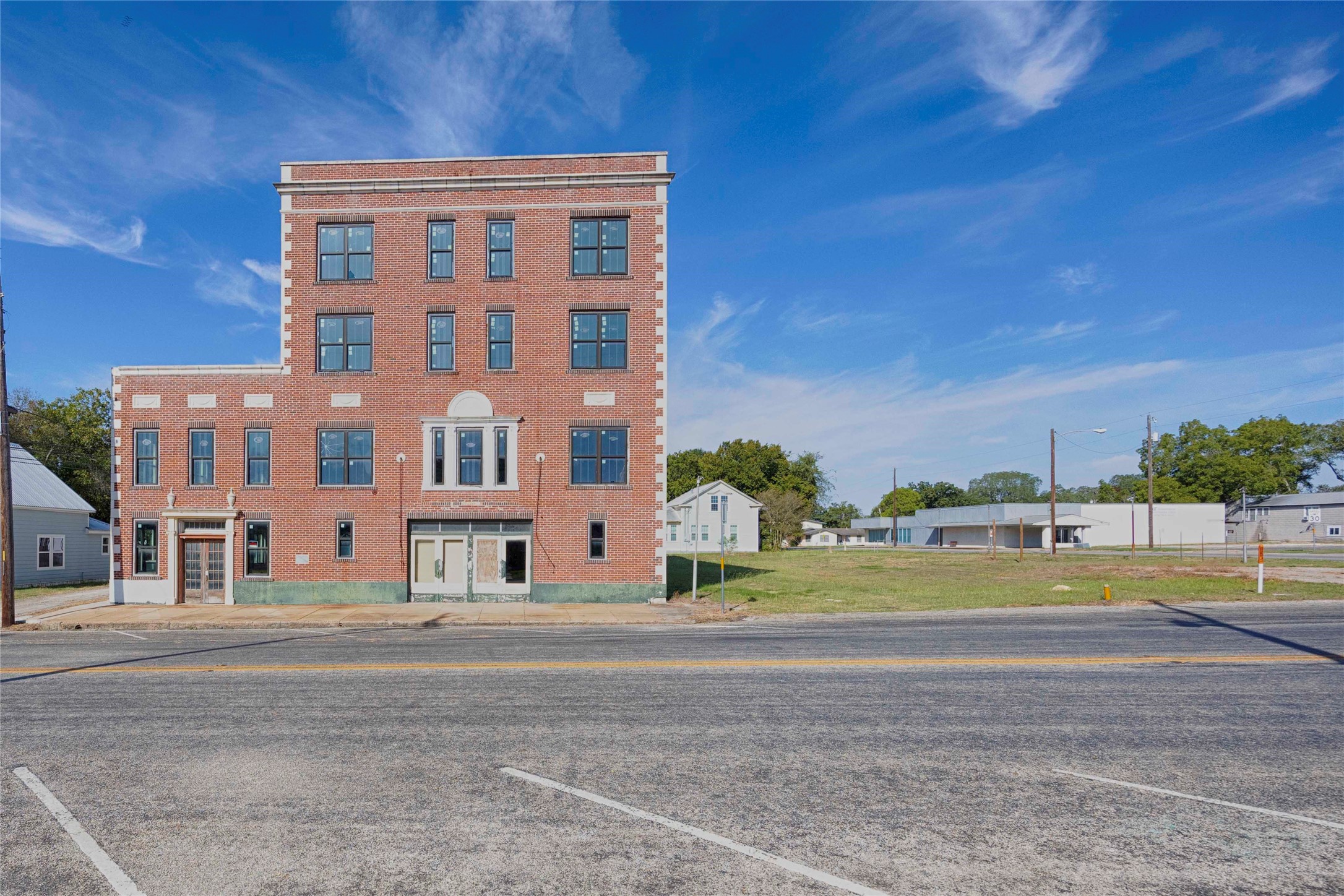 607 Lyons Avenue Schulenburg, TX 78956 - Photo 10 of 27