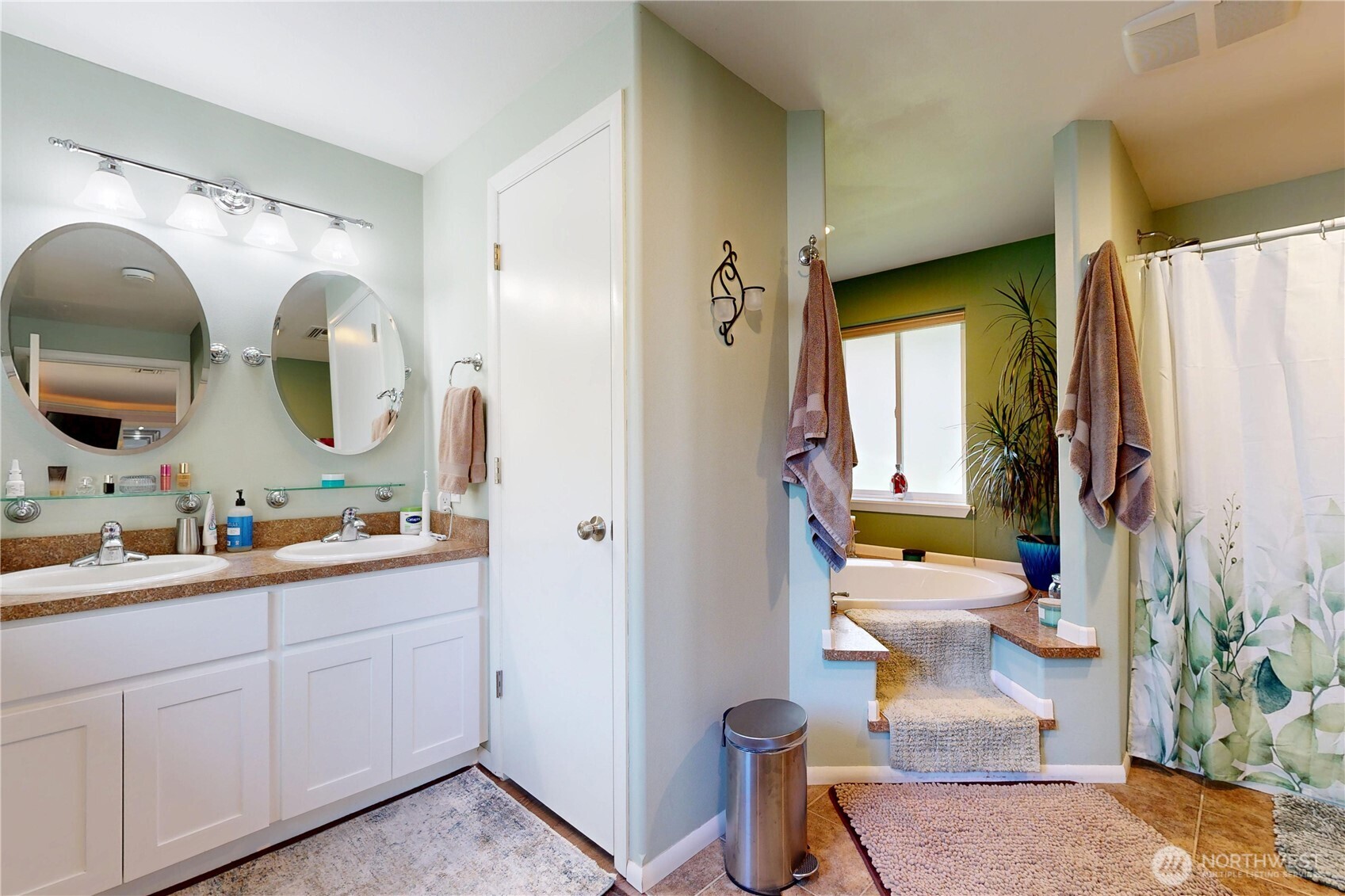821 East Chestnut Street Walla Walla, WA 99362 - Photo 22 of 39 a en suite bathroom with a double vanity sink and a mirror