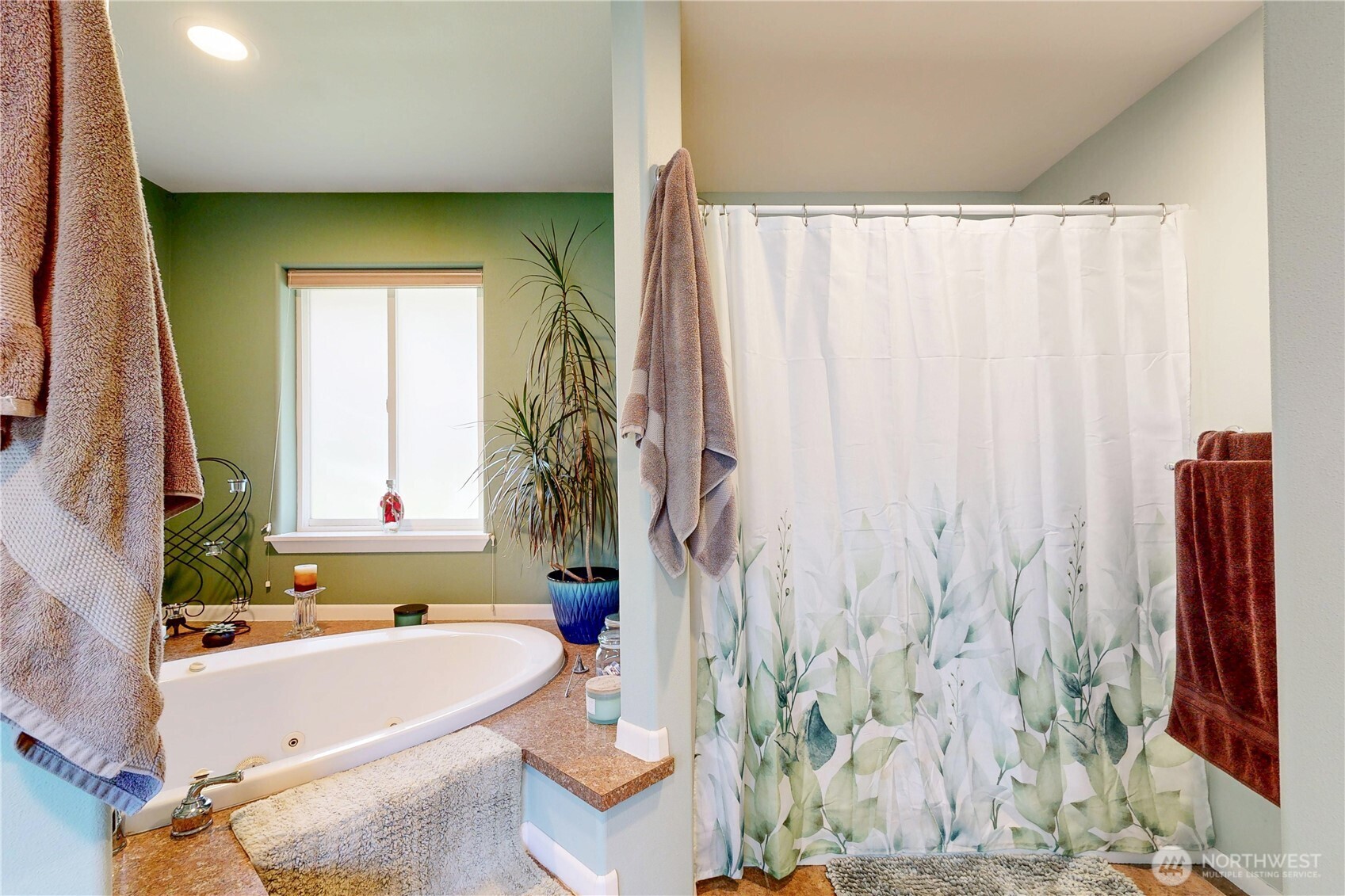 821 East Chestnut Street Walla Walla, WA 99362 - Photo 23 of 39 a bath tub sitting in a bathroom next to a tub