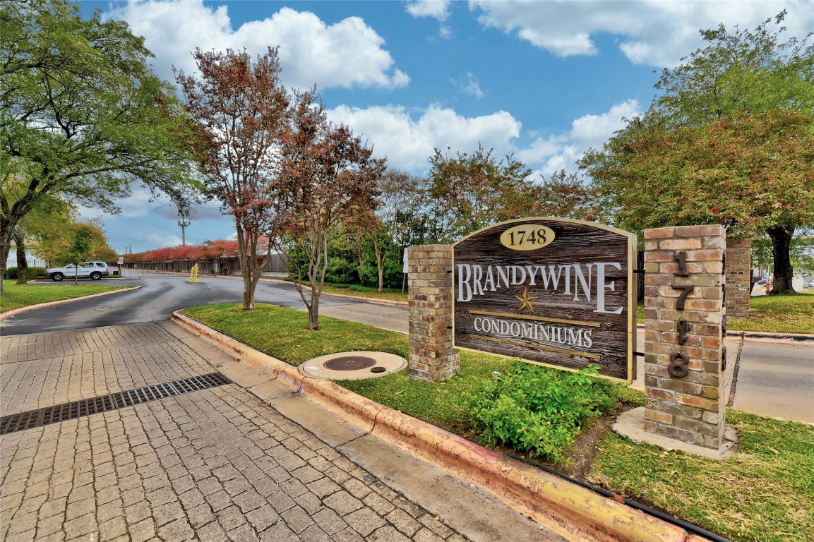 1748 Ohlen Road, Unit 36 Austin, TX 78757 - Photo 20 of 21 a view of a park with bench