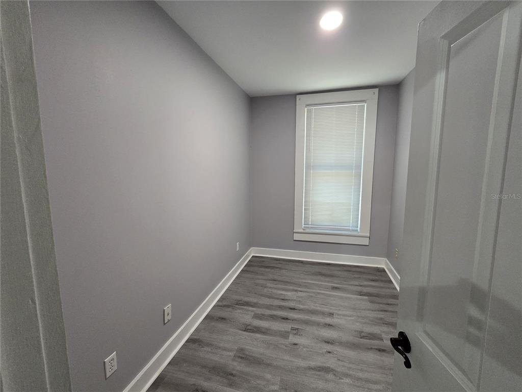 326 Southeast 2nd Street Williston, FL 32696 - Photo 19 of 30 a view of an empty room and window