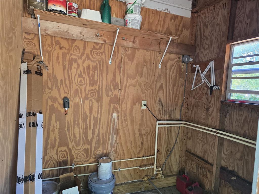 326 Southeast 2nd Street Williston, FL 32696 - Photo 27 of 30 a bathroom with a shower