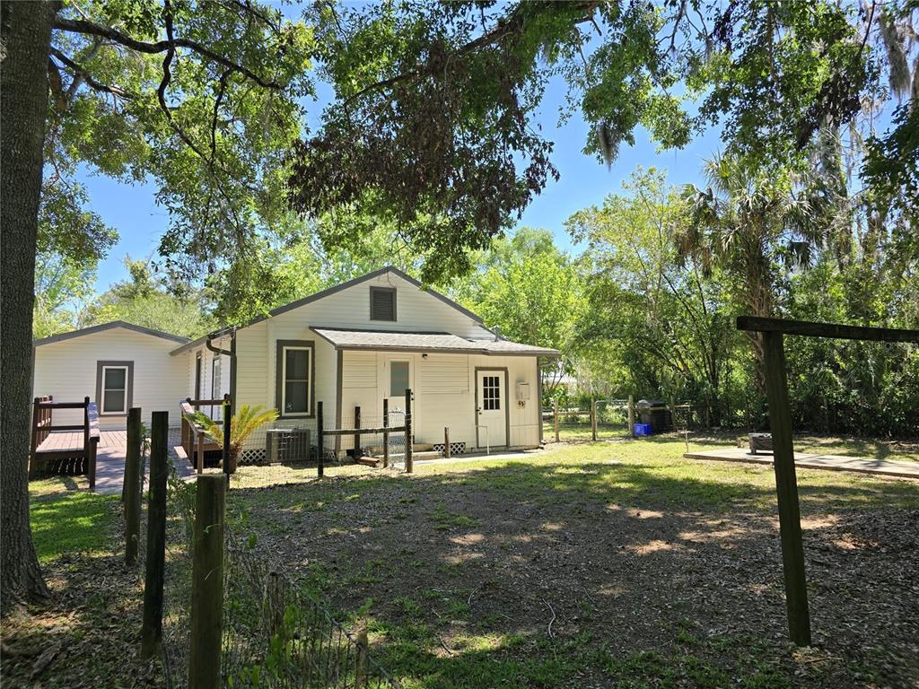 326 Southeast 2nd Street Williston, FL 32696 - Photo 29 of 30 a front view of a house with a yard