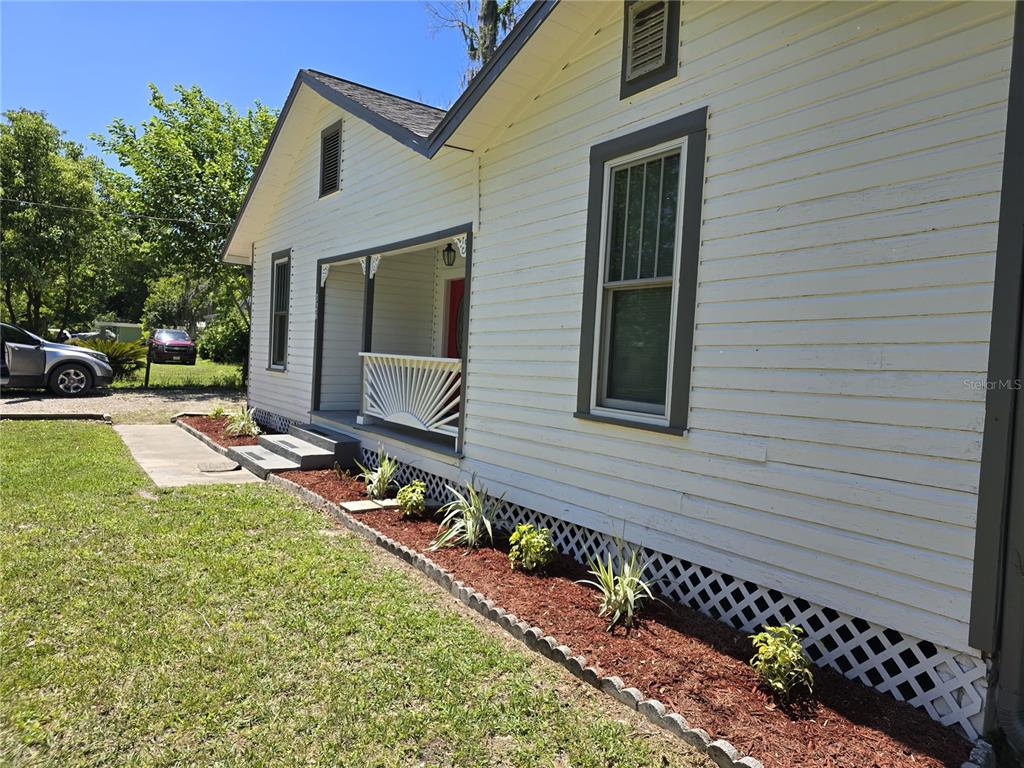 326 Southeast 2nd Street Williston, FL 32696 - Photo 3 of 30 a view of a house with backyard and sitting area