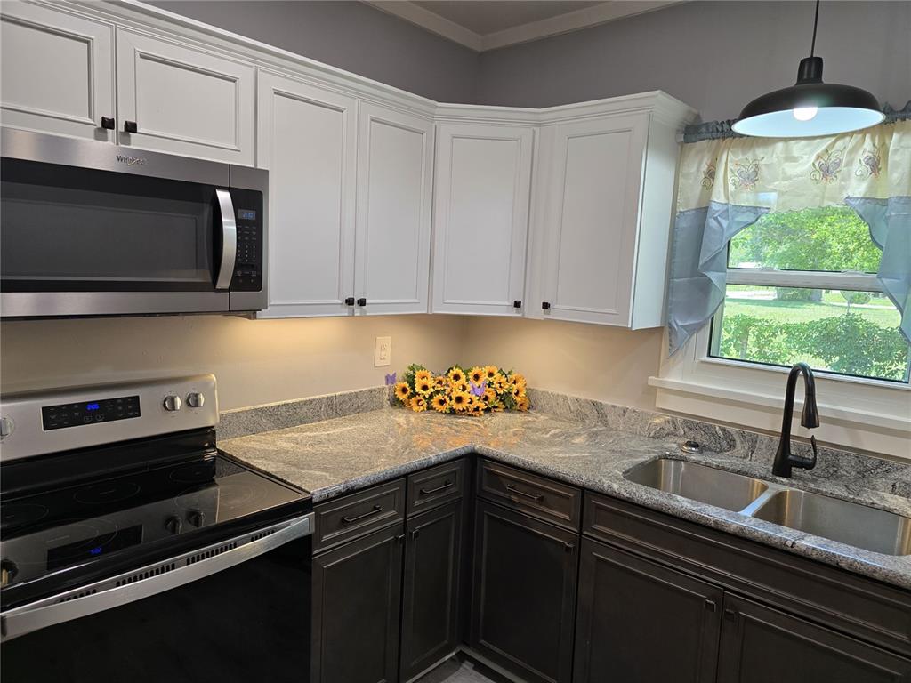 326 Southeast 2nd Street Williston, FL 32696 - Photo 7 of 30 a kitchen with a sink stove and microwave