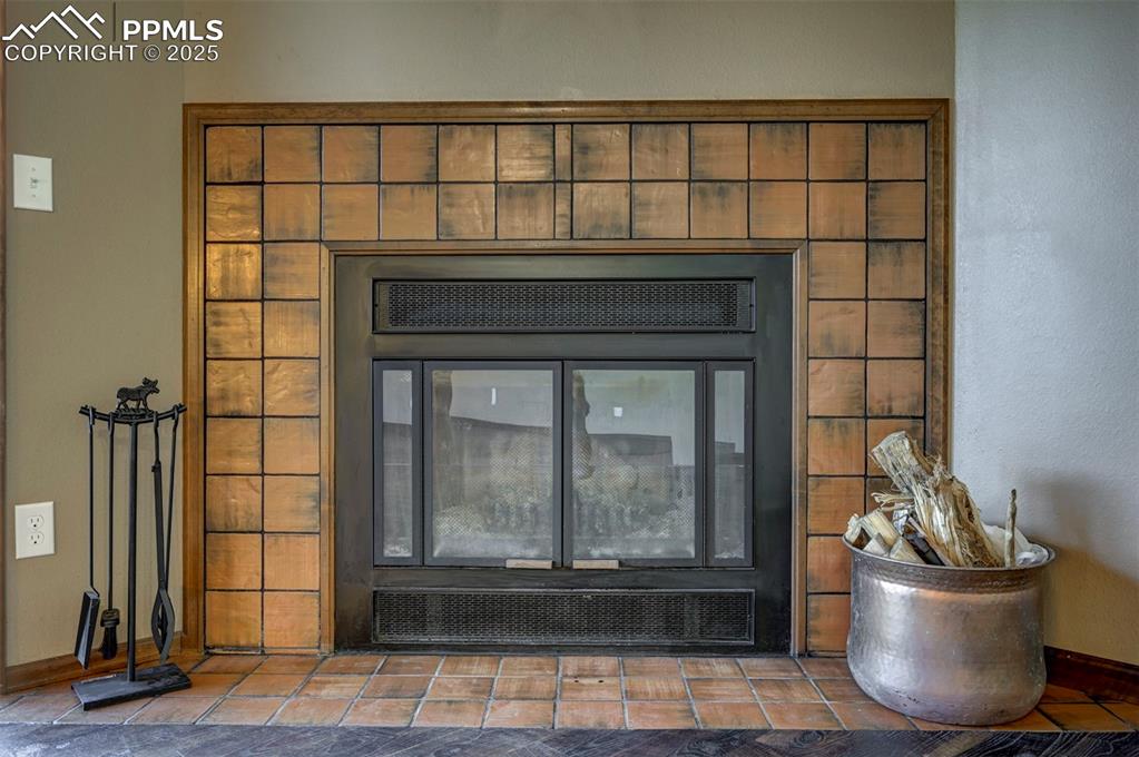 910 Fontmore Road, Unit B Colorado Springs, CO 80904 - Photo 10 of 32 a living room with a table and a potted plant