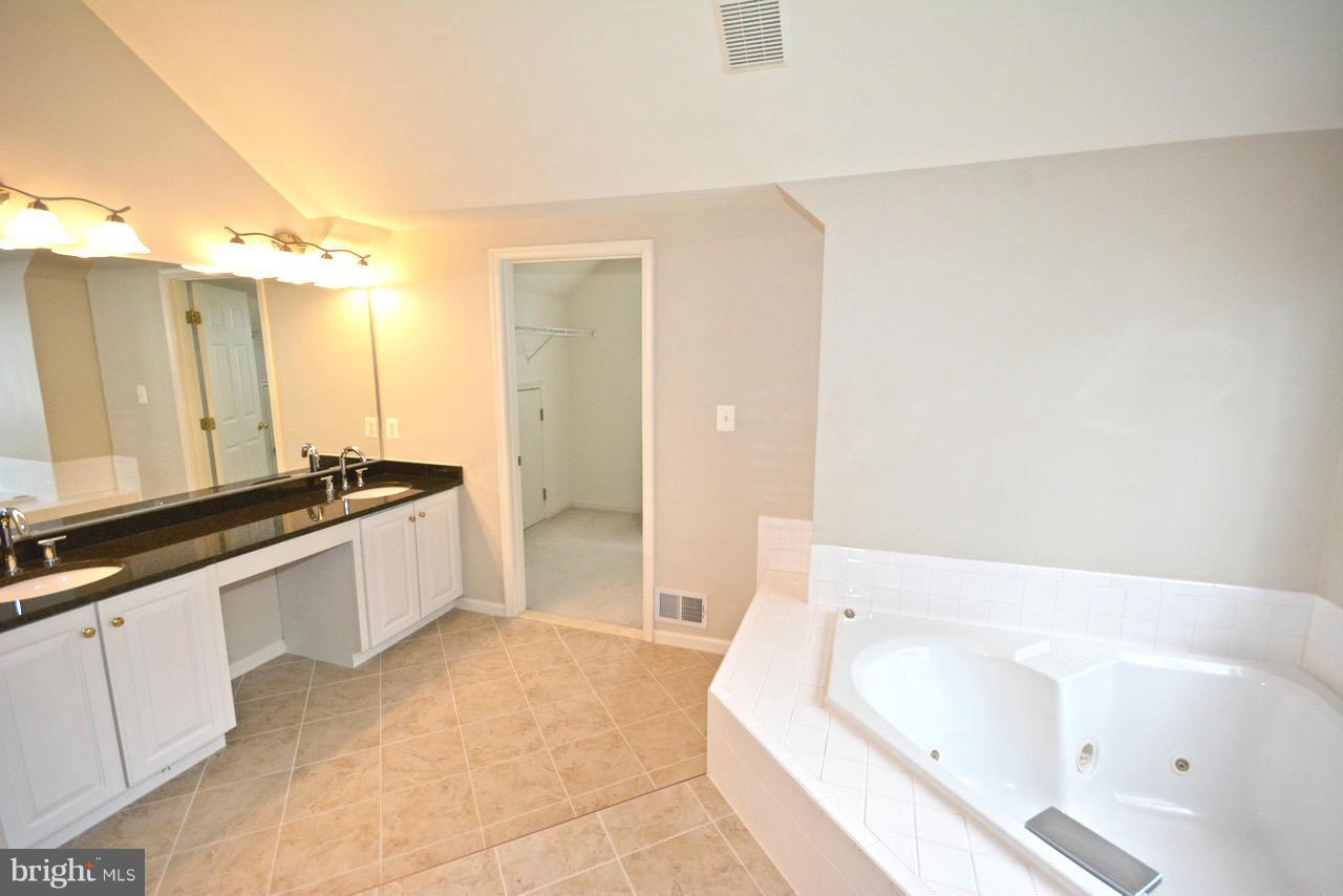 14468 Clubhouse Road Gainesville, VA 20155 - Photo 16 of 30 a bathroom with a bathtub and a sink