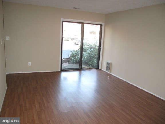 2172 Cartwright Place Reston, VA 20191 - Photo 4 of 12 Living Room