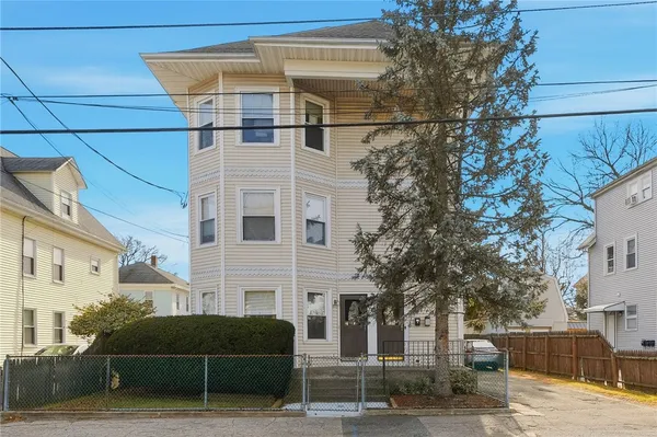 $1,850 | 93 Oakland Avenue, Unit 1, Pawtucket, RI 02861