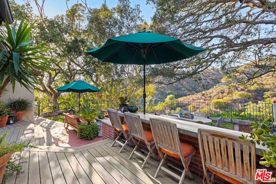 2300 Gardner Place Glendale, CA 91206 - Photo 15 of 20 a view of an outdoor sitting area with furniture