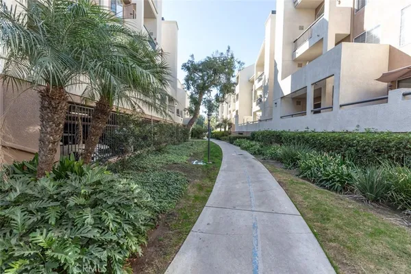 a view of a pathway with a pathway