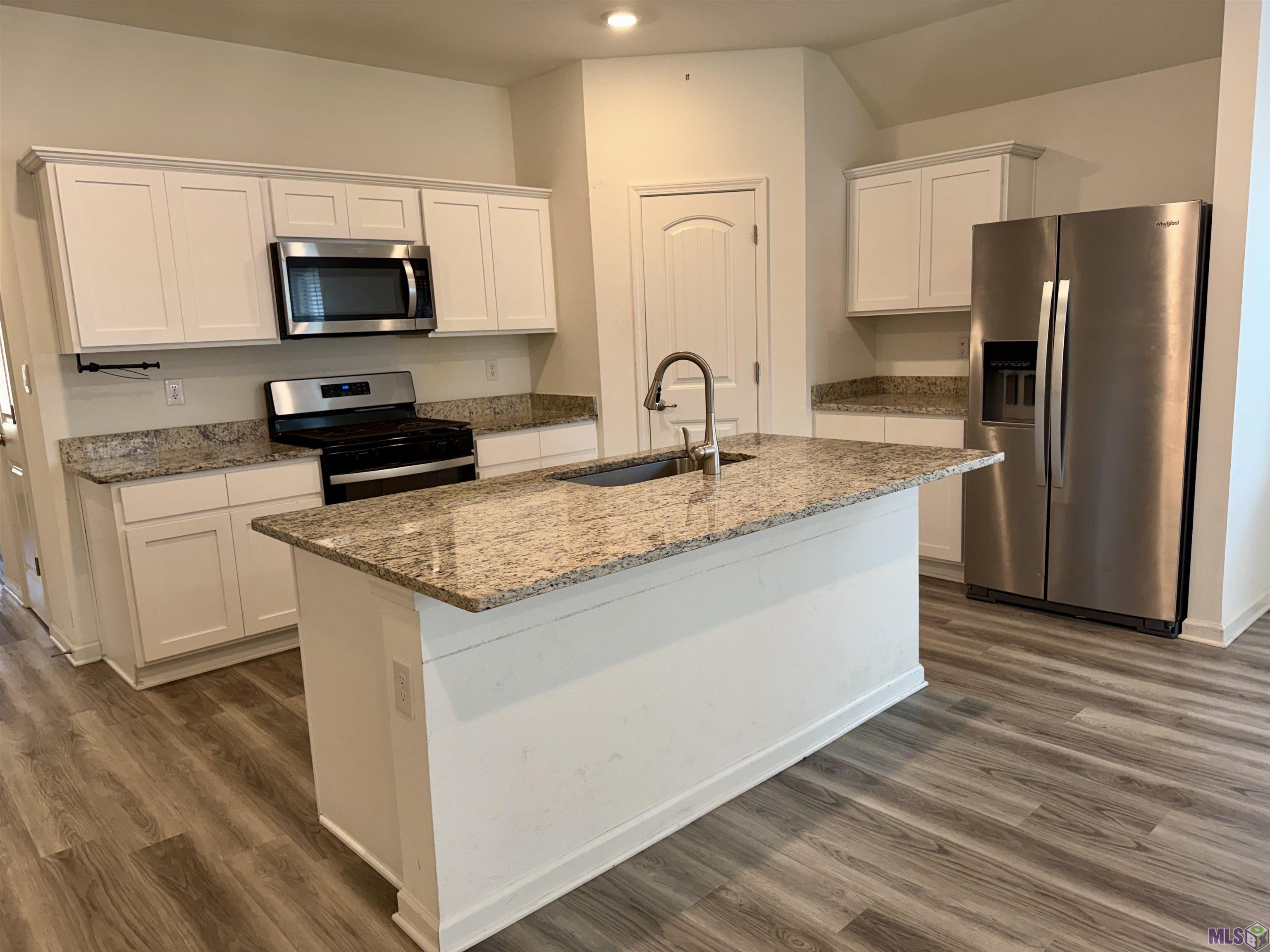 13536 Marsala Court Baton Rouge, LA 70817 - Photo 3 of 17 Kitchen
