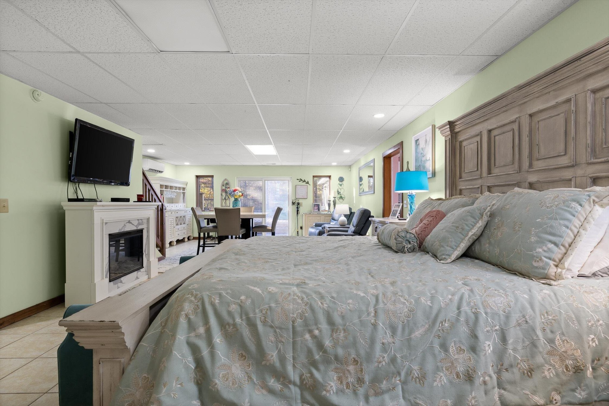 504 Wolf Run Rising Fawn, GA 30738 - Photo 50 of 100 a large bedroom with a bed and a flat screen tv