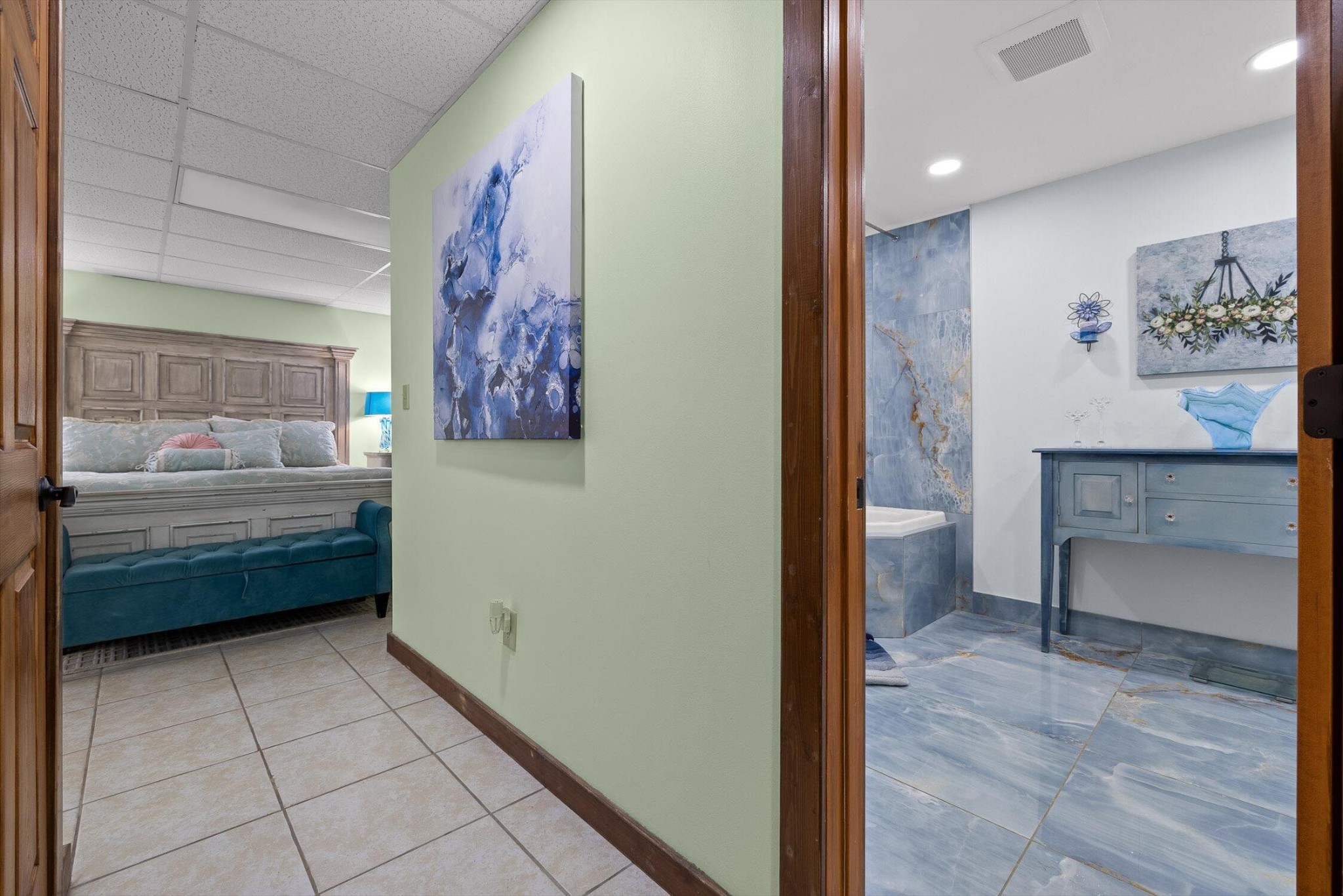 504 Wolf Run Rising Fawn, GA 30738 - Photo 56 of 100 a bathroom with a toilet a sink and a mirror