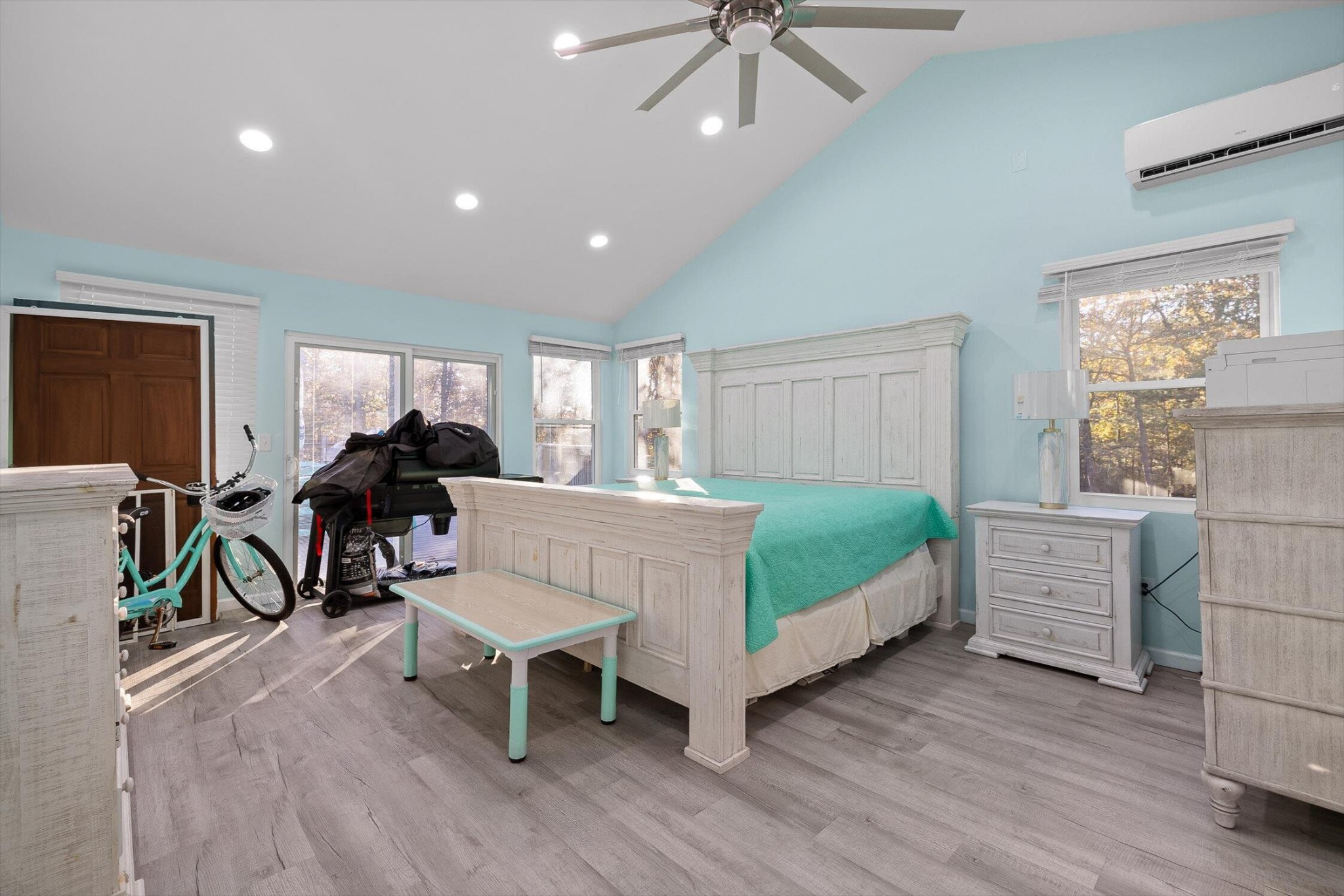 504 Wolf Run Rising Fawn, GA 30738 - Photo 68 of 100 a bed room with a bed and a chair