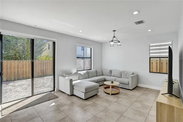 $975,000 | 8895 Northwest 100th Place, Doral, FL 33178