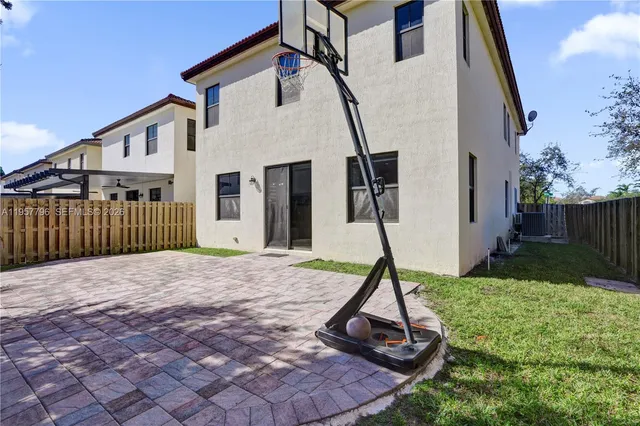 $975,000 | 8895 Northwest 100th Place, Doral, FL 33178