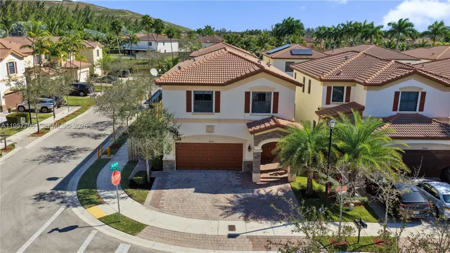 $975,000 | 8895 Northwest 100th Place, Doral, FL 33178