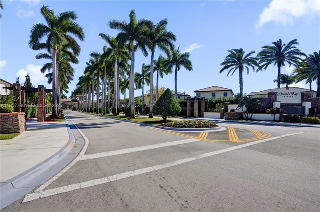 $975,000 | 8895 Northwest 100th Place, Doral, FL 33178