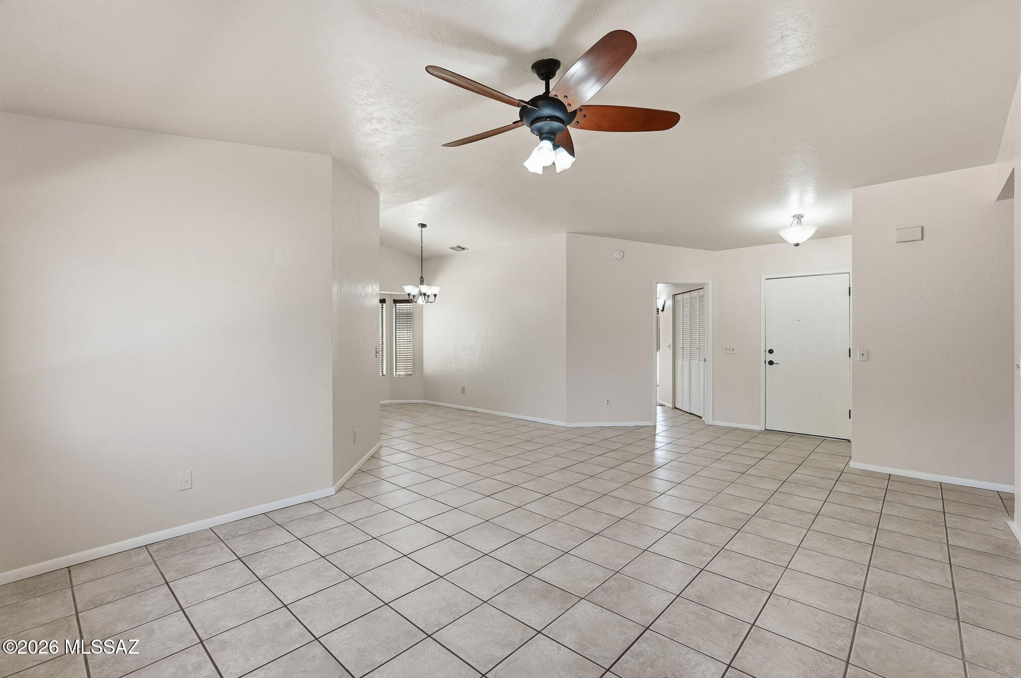 5791 North Moonbrook Road Tucson, AZ 85741 - Photo 4 of 40 Bright and Light Spacious Greatroom! All New Fresh Paint!