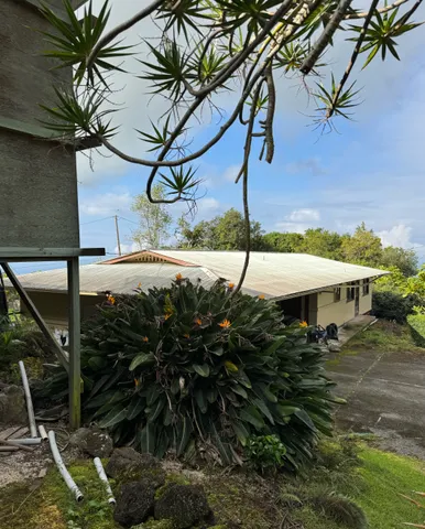 a view of a backyard