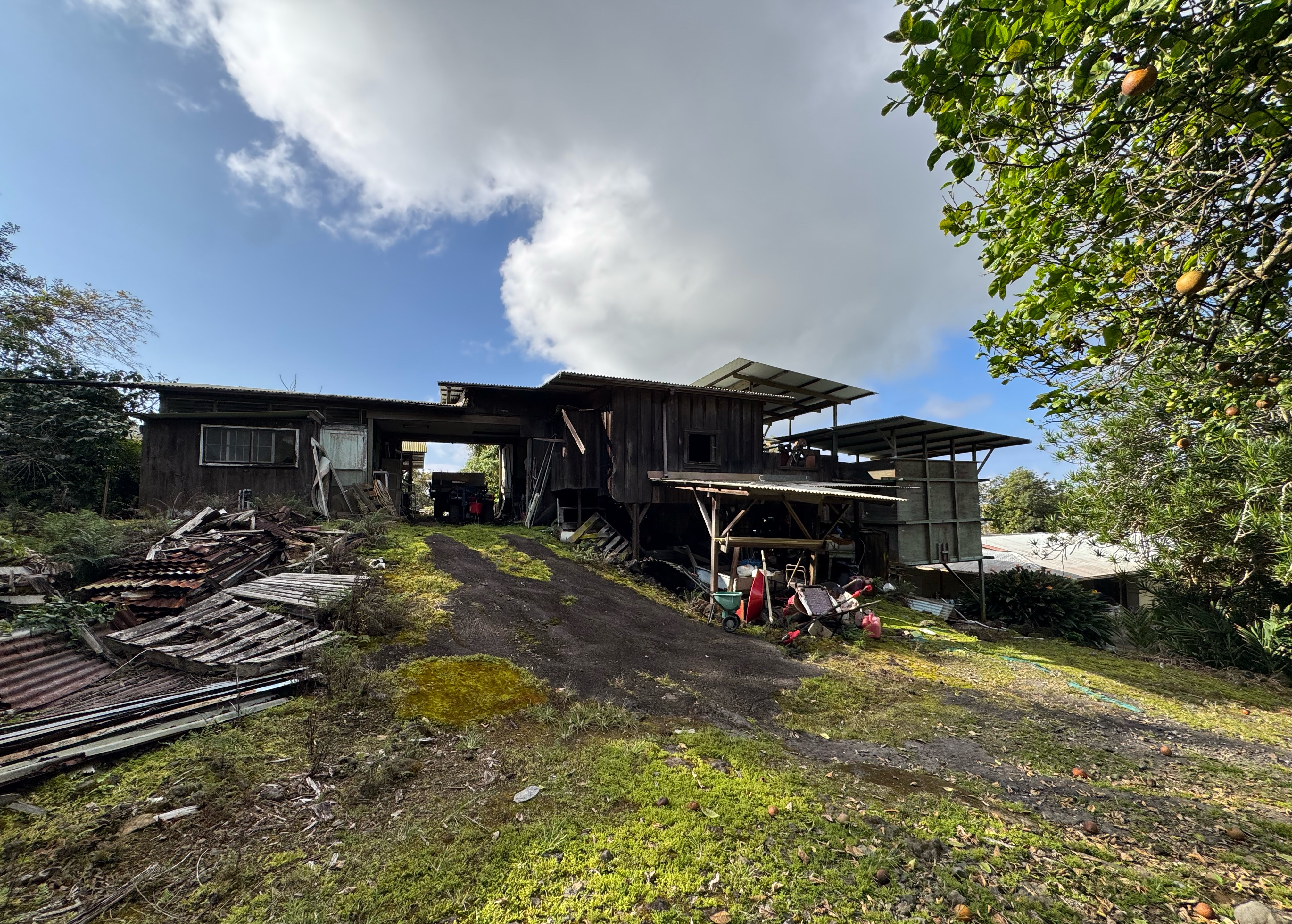 84-5052 Hawaii Belt Road Captain Cook, HI 96704 - Photo 4 of 4 a view of a patio with table and chairs under an umbrella