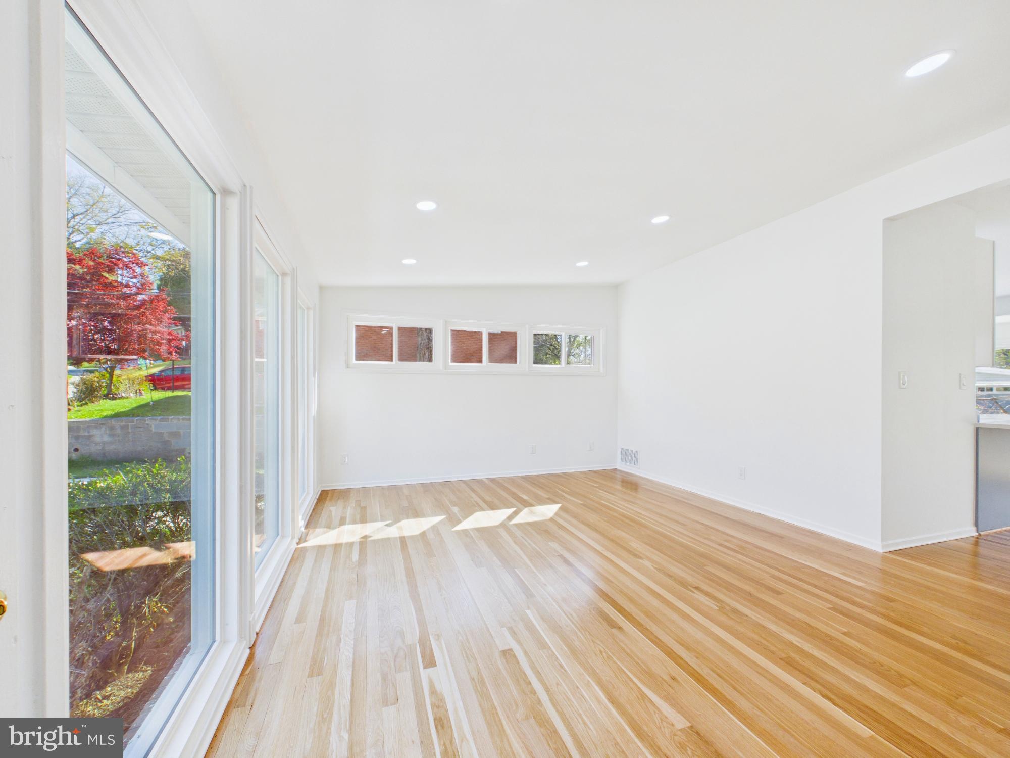 622 McIntyre Road Rockville, MD 20851 - Photo 7 of 38 Living Room