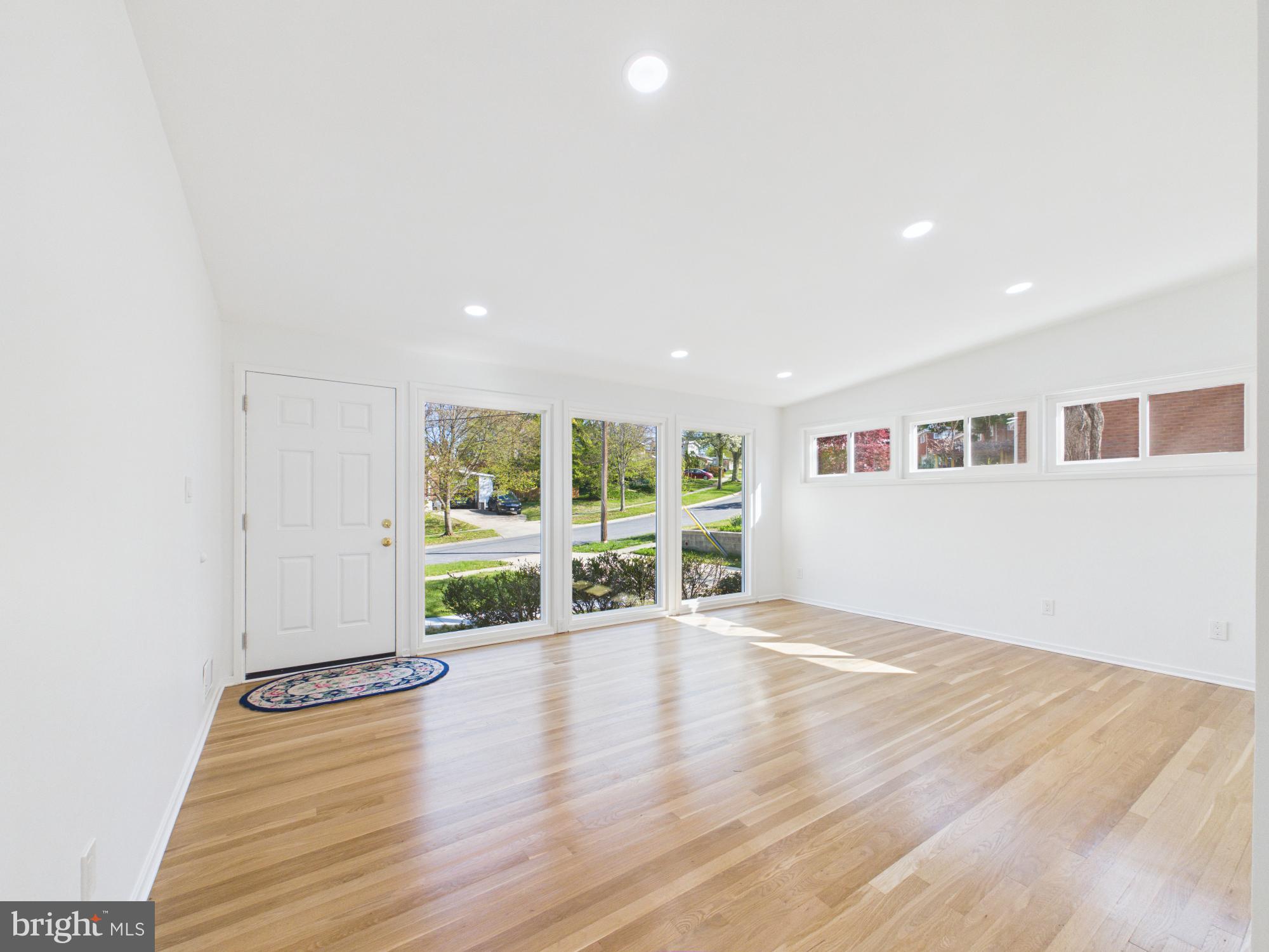 622 McIntyre Road Rockville, MD 20851 - Photo 8 of 38 Living Room