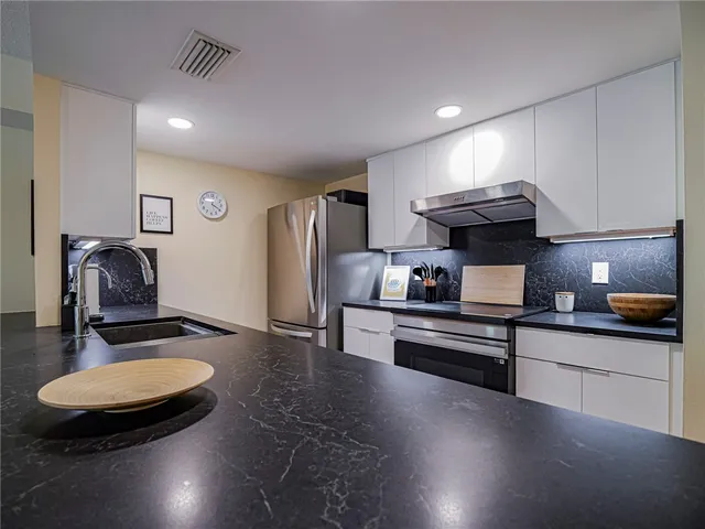 $3,000 | 855 Dahlia Lane, Unit 206, Vero Beach, FL 32963