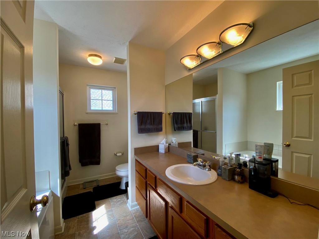 4440 Archer Road Cleveland, OH 44105 - Photo 22 of 33 Owner's bathroom