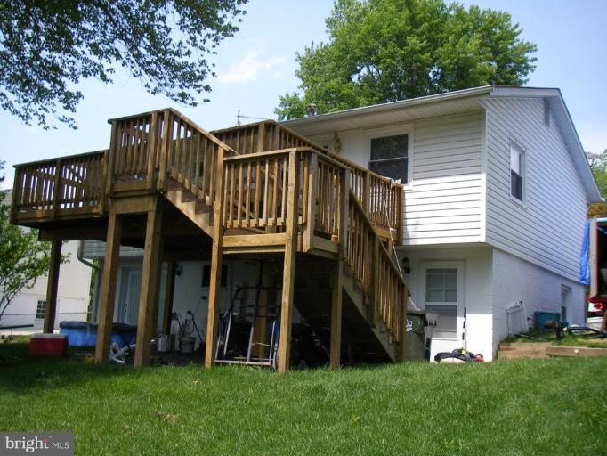 621 Poplar Road Sterling, VA 20164 - Photo 4 of 26 Back yard