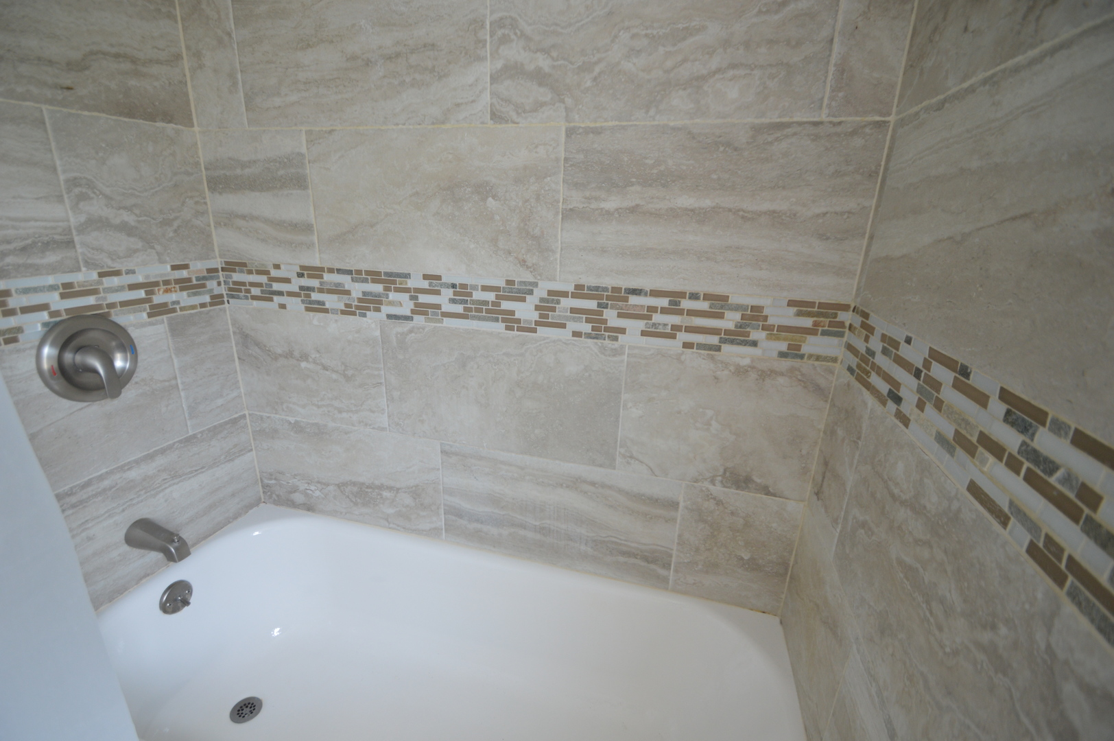 1517 Morris Avenue Berkeley, IL 60163 - Photo 19 of 35 a close up of a bathtub