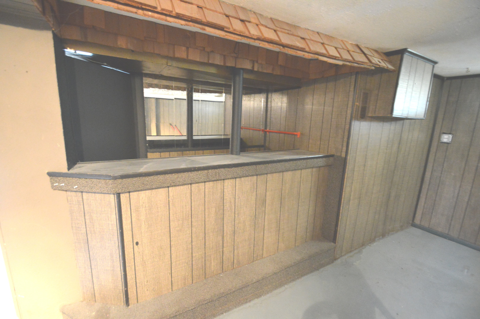 1517 Morris Avenue Berkeley, IL 60163 - Photo 21 of 35 a view of hallway with windows