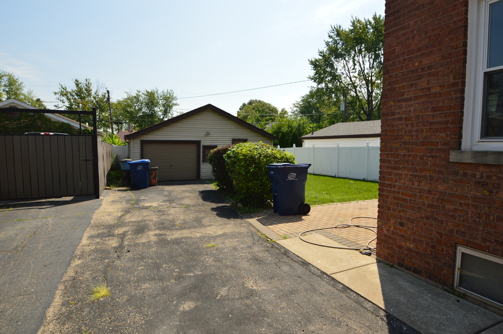 1517 Morris Avenue Berkeley, IL 60163 - Photo 28 of 35 a view of a back yard of the house