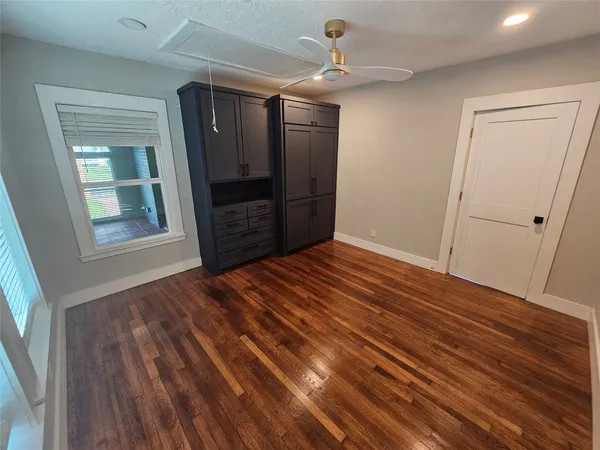 a view of a house with backyard